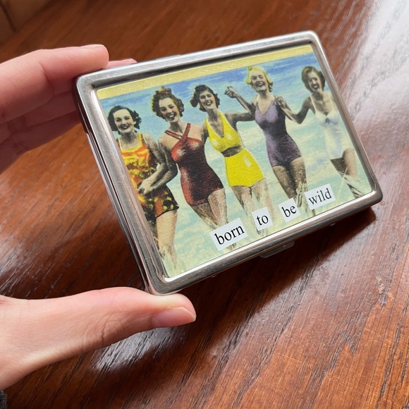 Vintage Revisited Anne Taintor “Born To Be Wild” ID Holder Compact - Picture 2 of 7